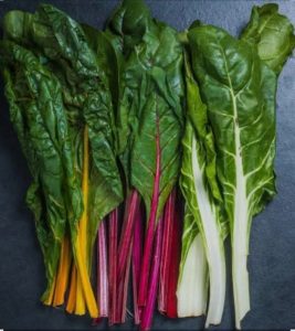Local open-air markets and the standard consumer base treat spinach as a heavy, continuous-harvest cooking green, often conflating true spinach with hardy Swiss Chard
